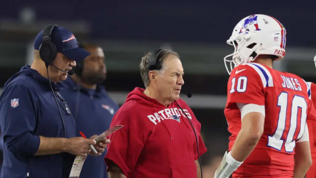 Bill O’Brien and head coach Bill Belichick talk with Mac Jones during the second quarter of last Sunday’s game at Gillette Stadium.